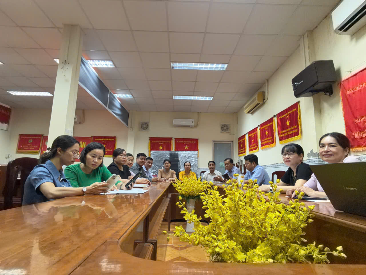 Chi bộ Ban Công tác Nông dân nghiêm túc học tập, quán triệt Nghị quyết  Hội nghị Trung ương 3 khóa XIV