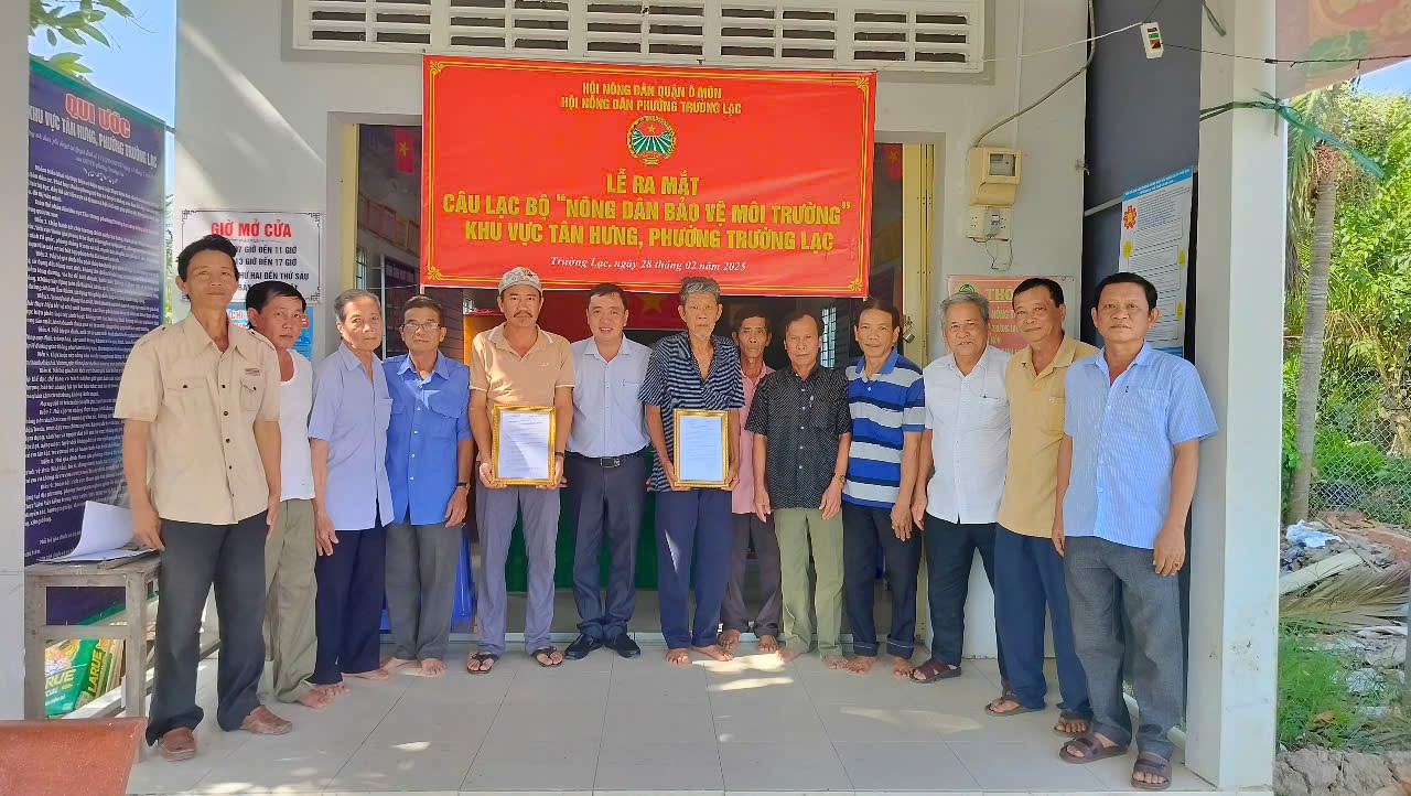 Câu lạc bộ “Nông dân bảo vệ môi trường” khu vực Tân Hưng