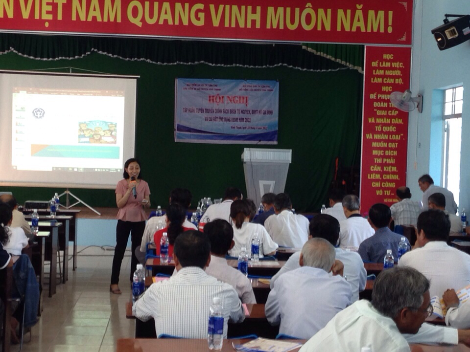 Hội Nông dân huyện Vĩnh Thạnh phối hợp tuyên truyền các chính sách về bảo hiểm xã hội, bảo hiểm y tế