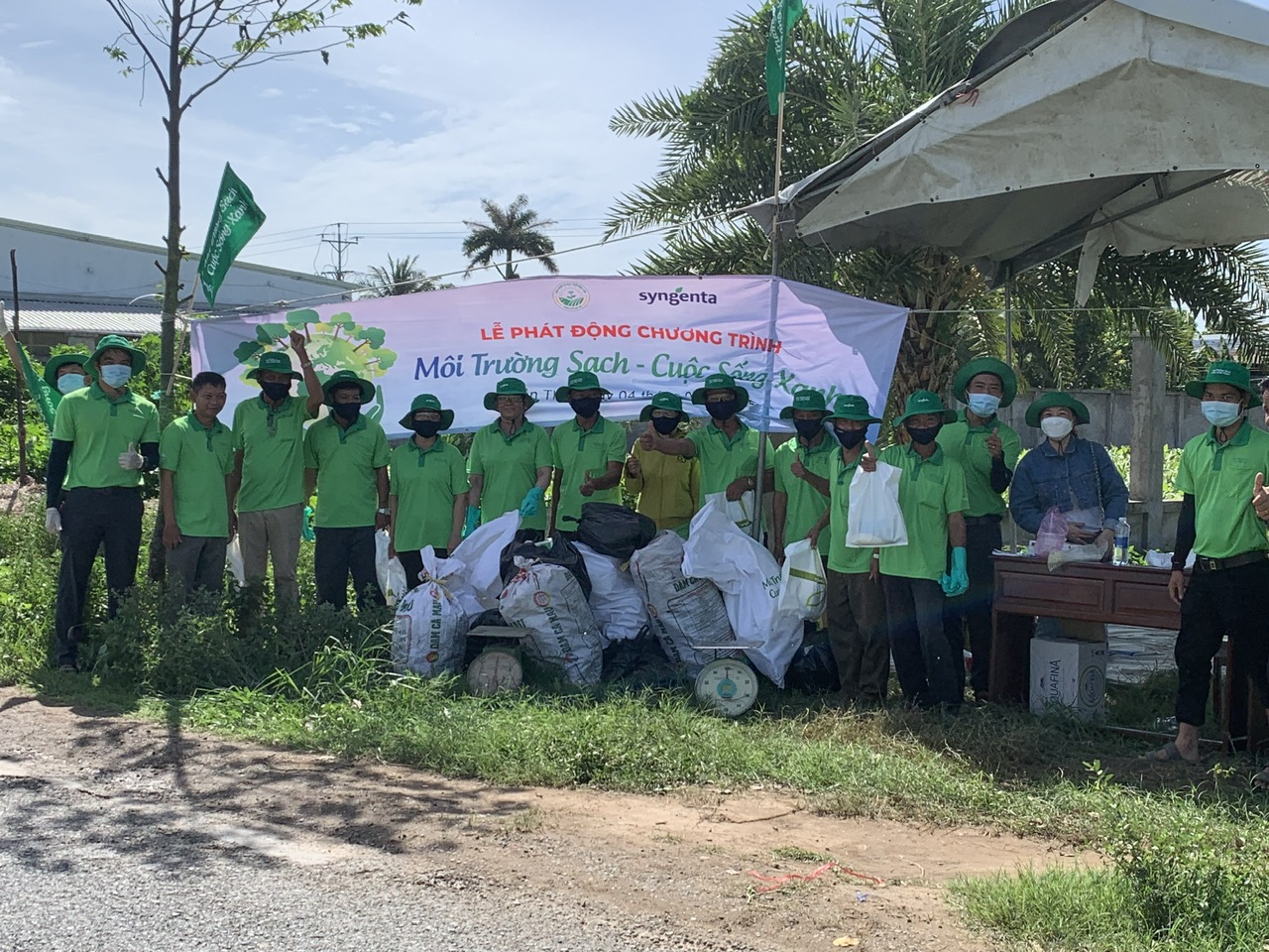 Nông dân huyện Vĩnh Thạnh ra quân thu gom vỏ bao bì thuốc bảo vệ thực vật