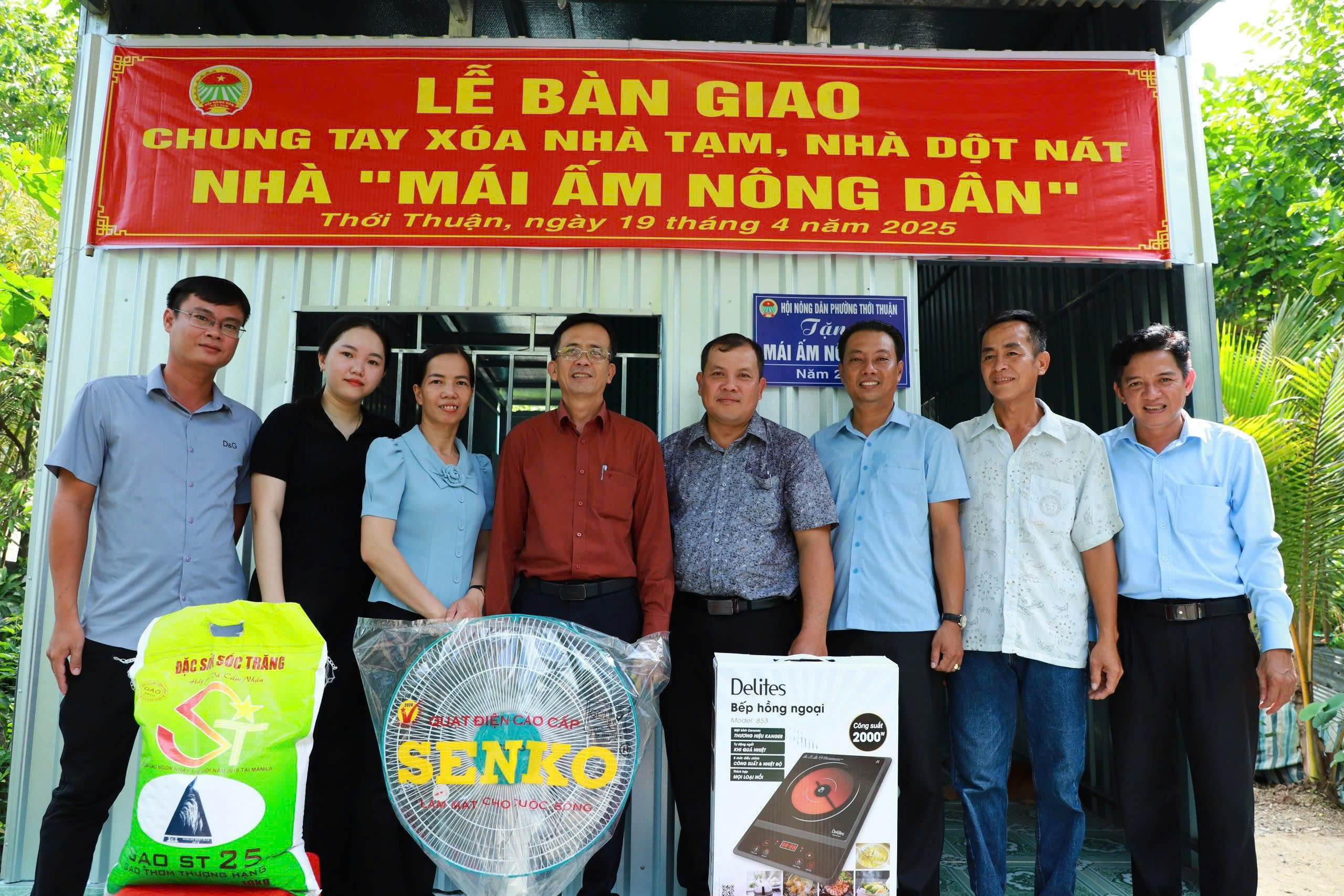 Bàn giao Mái ấm nông dân