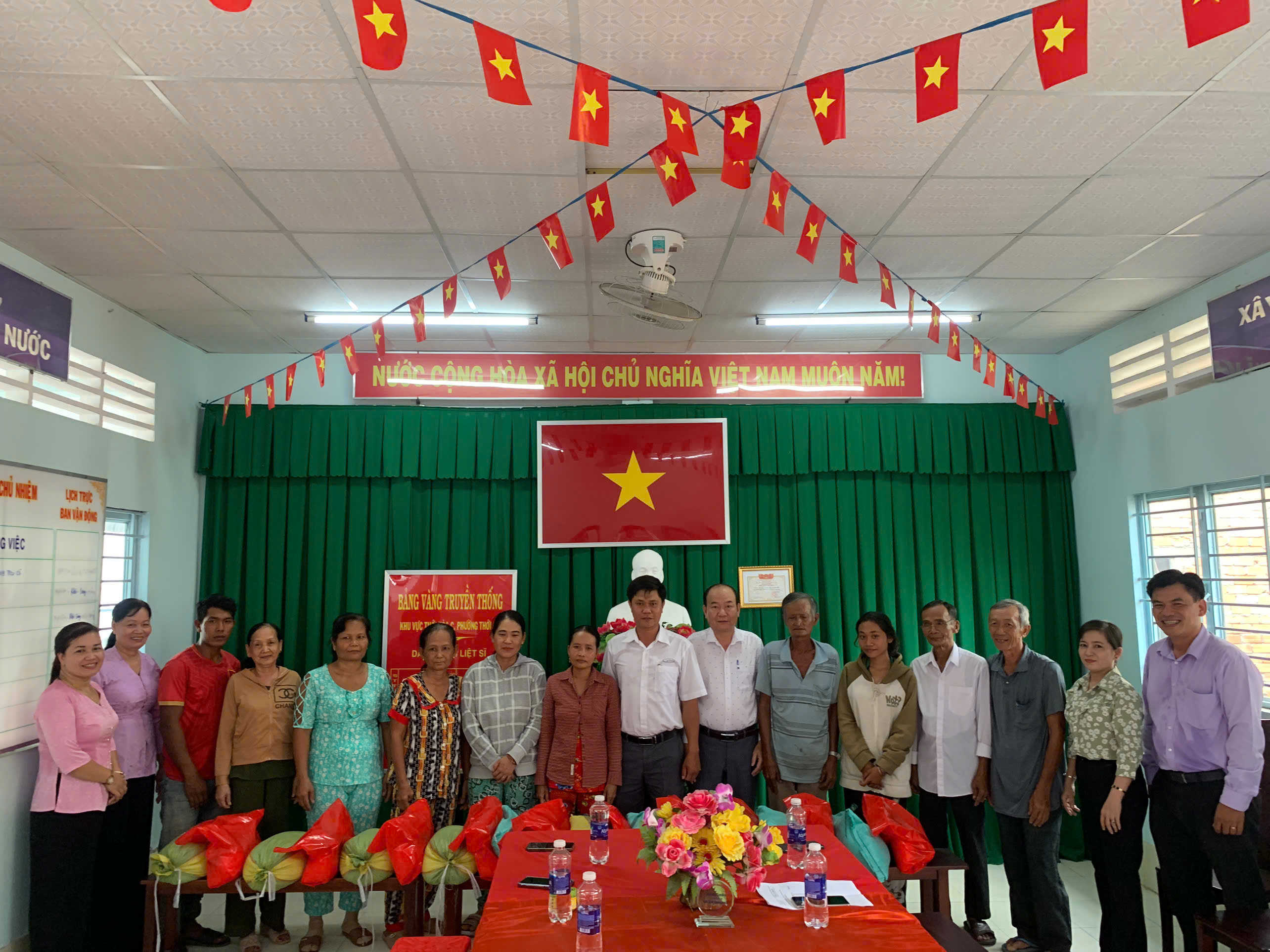 Hội Nông dân phường Thới An tặng quà cho hội viên người dân tộc Khmer nhân dịp Tết Chol Chnam Thmay
